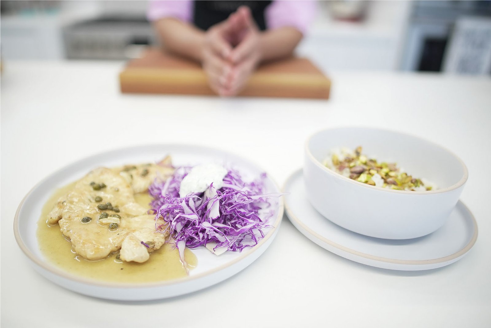 Pollo Piccata servido con ensalada de repollo y arroz con pistachos