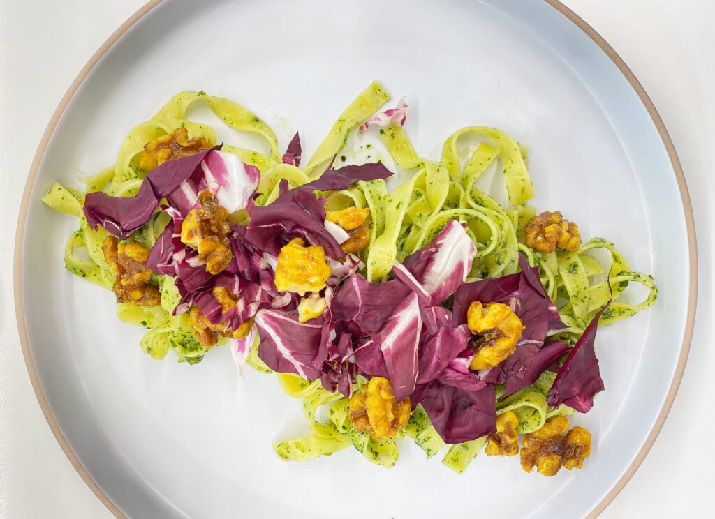 Fettuccine con pesto de berros y nueces al curry
