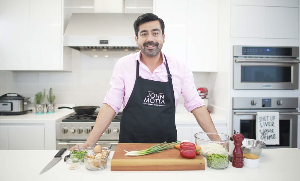 Arroz chaufa peruano con pollo y vegetales