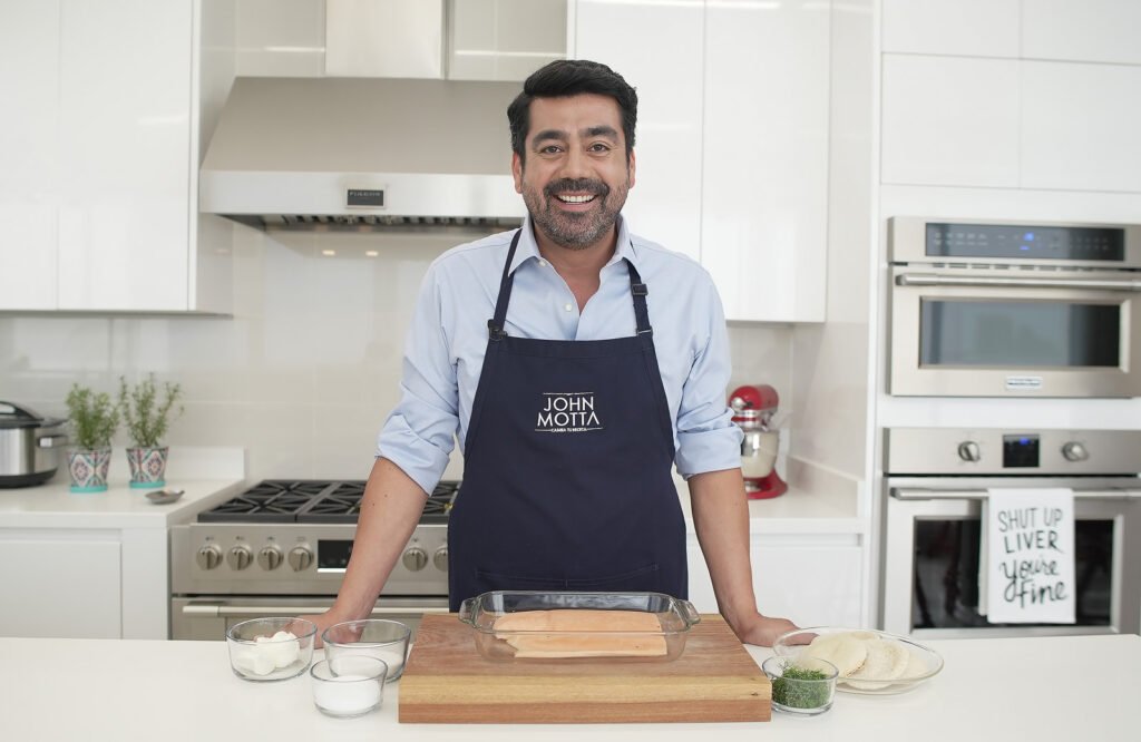 Tostadas de pan pita con salmón curado, queso crema y eneldo