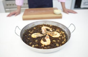 Fideuá con tinta de calamar y langostinos - Chef John Motta