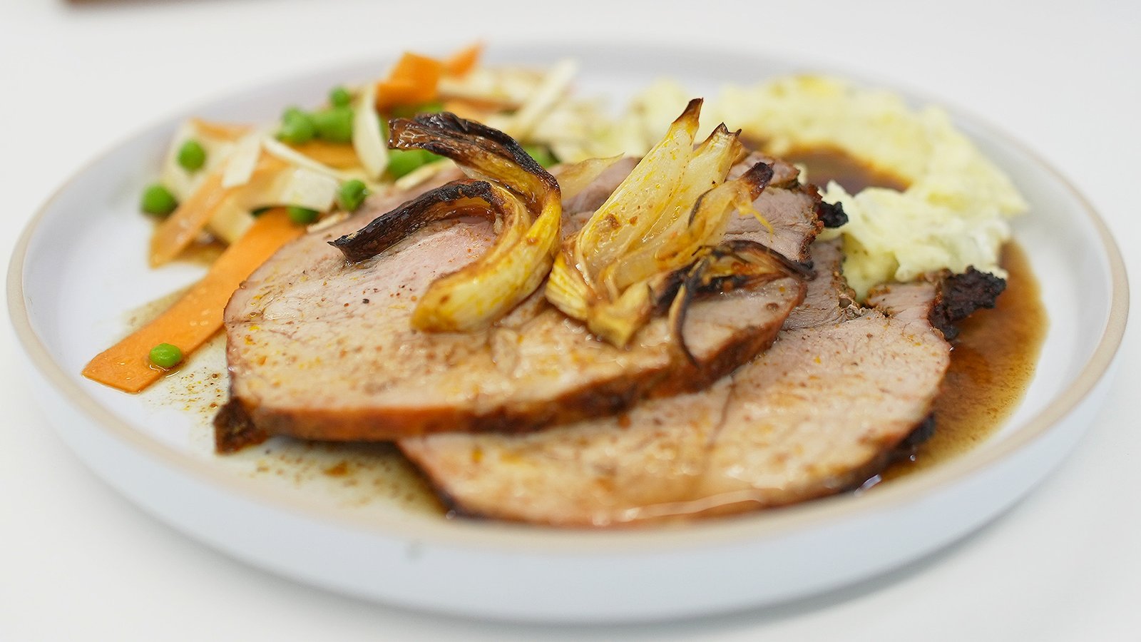 Pernil de cerdo al horno con puré de papa y ensalada de palmitos, zanahoria y arvejas