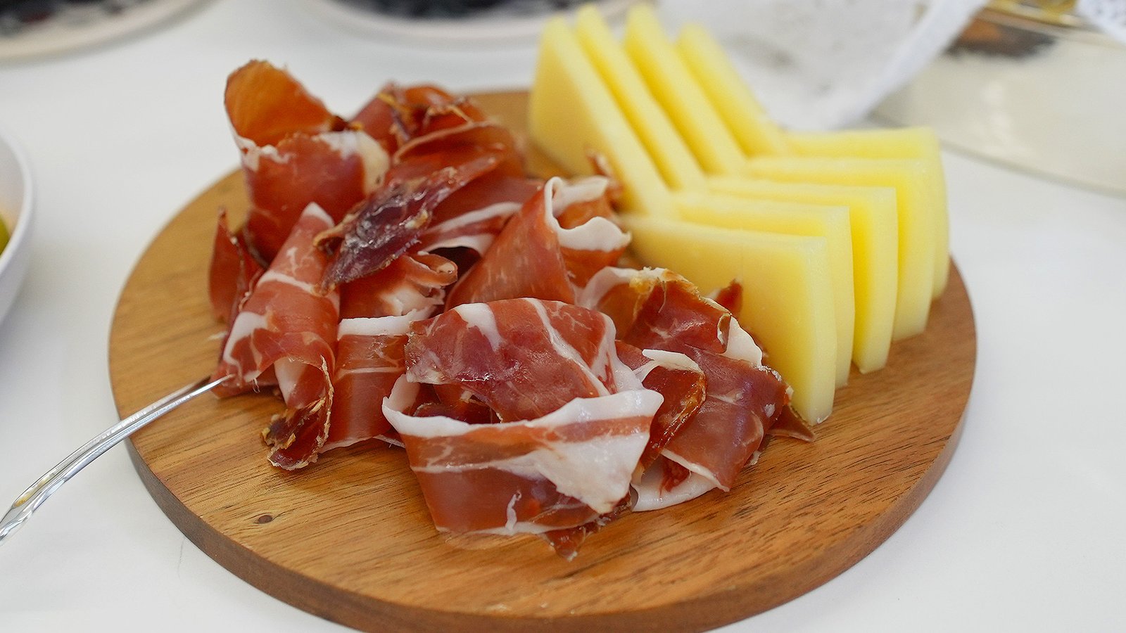 3 Tapas, Tabla de queso y jamón, Ensalada de atún confitado con tomate, Camarones al ajillo